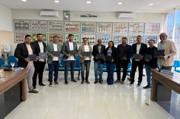 Câmara de Lagoa Nova entrega tablets a vereadores durante 1ª Sessão Ordinária de 2026